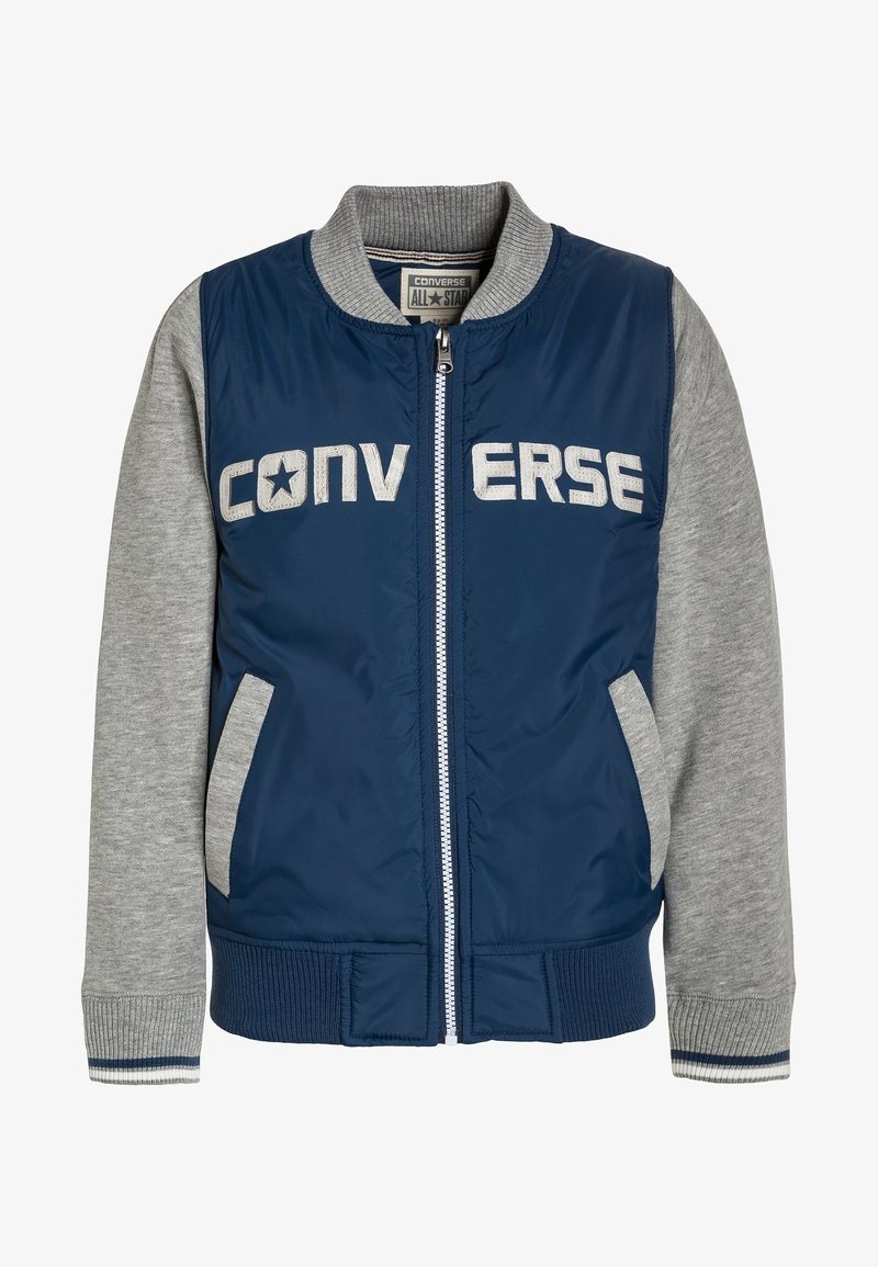 Veste universitaire zippée bleu et gris avec le texte "CONVERSE" sur la poitrine, col, poignets et ourlet côtelés.