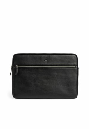 Čierne kožené puzdro na notebook s predným vreckom na zips a strieborným ťaháčikom zipsu, obdĺžnikový a tenký dizajn.