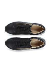 Zwarte leren sneakers met een krokodillenpatroon, voorzien van vetersluiting en een rits aan de zijkant. Lichtgekleurde binnenkant en witte zool.