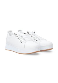 Weiße Sneakers mit einem Oberschuh aus Netzgewebe, runder Zehenpartie und flacher Gummisohle; verfügen über silberne Ösen und passendes Schnürsenkel.