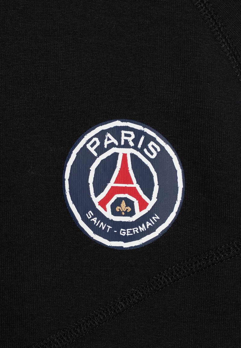 Tessuto nero con un logo circolare. Il logo include "PARIGI" e "SAINT-GERMAIN" insieme alla Torre Eiffel con accenti rossi e gialli.