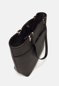 Czarna torebka tote z imitacji skóry z złotymi detalami, z otwartą górą, dwoma uchwytami oraz zewnętrznymi kieszeniami do organizacji.