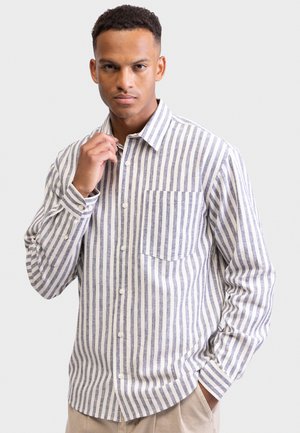 Ριγέ πουκάμισο με κουμπιά σε λευκό και ναυτικό μπλε, κατασκευασμένο από ελαφρύ ύφασμα, με τσέπη στο στήθος και κλασικό γιακά.