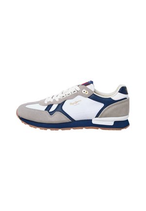 Sneakers con una parte superiore in suede grigio e rete bianca, dettagli blu navy e suola in gomma naturale. Presentano un logo sul lato e chiusura con lacci.