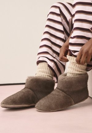 Next, FUR BOOT SLIPPERS - Hausschuh - brown