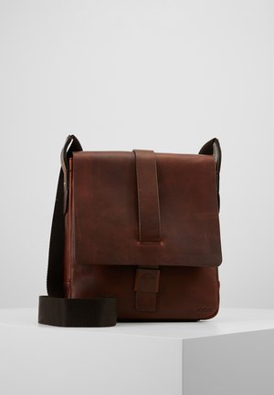 Borsa a tracolla in pelle marrone con pattina frontale, tracolla in tessuto regolabile, logo impresso e design minimalista.