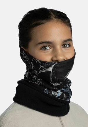 Schwarzer multifunktionaler Halswärmer mit weißen Designelementen, weicher Textur und Logo, um den Hals getragen, mit einem kontrastierenden schwarzen Fleecefutter.