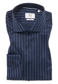 Camicia slim-fit blu navy con righe verticali bianche, colletto con bottoni e dettaglio della tasca. Realizzata in tessuto morbido con una texture lucida.