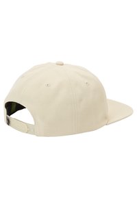 Gorra de béisbol de algodón beige con visera plana, correa de plástico ajustable y costuras tonales. El interior presenta un forro negro.