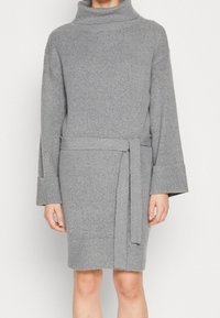 Vestido gris de punto con cuello alto, mangas largas y un cinturón a juego. Presenta un acabado texturizado y una longitud hasta medio muslo.