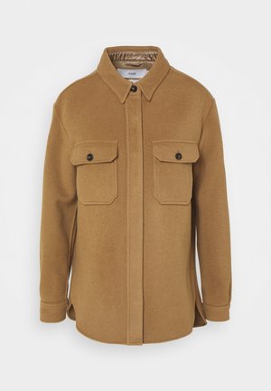 Veste en laine marron avec col, manches longues, fermeture à boutons, et deux poches poitrine à boutons.