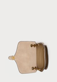 Borsa in suede beige con manici a catena dorata, design aperto, interno liscio e chiusura a soffietto arrotondata con bottone dorato.