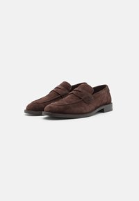 Brune suedede loafers med en blød tekstur, rund tå, diskrete stikninger og en lav, flad hæl.