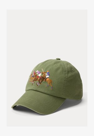 Alyvuogių žalios spalvos medvilninė kepurė su išlenktu kraštu, puošta išsamiai siuvinėtais polo žaidėjais ant žirgų ryškiomis spalvomis.
