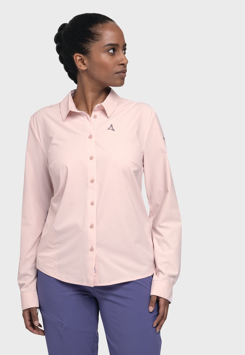 Helles rosa Langarmhemd mit durchgehender Knopfleiste, das ein Logo auf der linken Brust und einen klassischen Kragen aufweist. Weiche, glatte Textur.