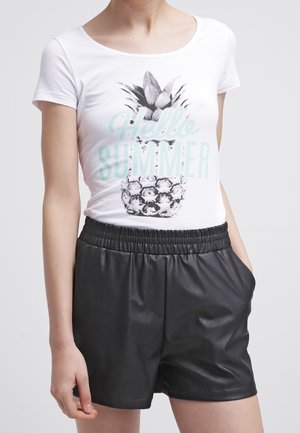 Weißes T-Shirt mit einem Ananas-Motiv und dem Schriftzug "Hallo Sommer", kombiniert mit schwarzen Shorts aus Kunstleder mit elastischem Bund.