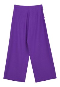 Pantaloni larghi viola realizzati in tessuto leggero. Presentano una vita alta con pieghe sottili e senza chiusure o fantasie visibili.