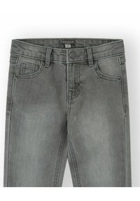 Los jeans de mezclilla gris cuentan con un diseño clásico de cinco bolsillos, un cierre de cremallera y una costura contrastante a lo largo de las costuras. Textura suave en toda su superficie.