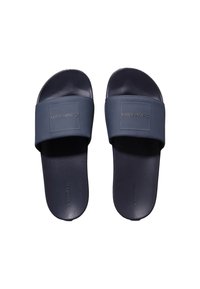 Chanclas de color azul oscuro con una tira ancha que presenta un logo en relieve. Material sintético suave con suela plana. Sin patrones ni acentos visibles.