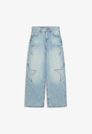 Svetlo modre široke kavbojke z visokim pasom in posnetki v obliki zvezd z razpuhanimi robovi na sprednjih stegnih in mečih.