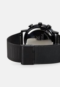 Montre en acier inoxydable noir avec un bracelet en maillon texturé et une fermeture à clip. Le boîtier rond est doté d'un dos en verre poli et de boutons chronographes.