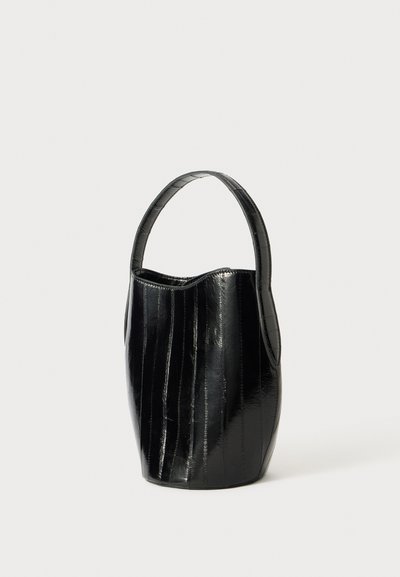 Zwarte, gladde leren emmer tas met een gevormde vorm en een enkele handgreep. Voorzien van verticale geëmbosseerde lijnen voor textuur.