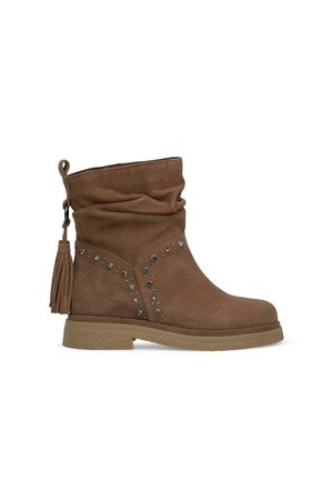 Botte de cheville en daim marron avec un design flou, accent en frange et clous décoratifs sur le côté. Semelle épaisse avec une finition texturée.