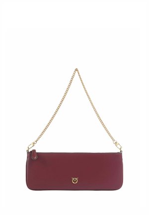 Borsa a mano rettangolare in pelle bordeaux con piccolo logo dorato sul davanti e tracolla a catena dorata su sfondo bianco.