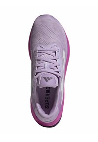 Chaussure de sport légèrement violette avec un dessus en maille texturée, accents blancs, bout rond et semelle en caoutchouc rose. Marque visible sur la semelle intérieure.
