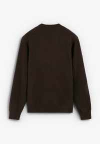 Ciemnobrązowy, długi sweter dziany z okrągłym dekoltem, ściągaczami na rękawach i na dole, wyłożony na białym tle.