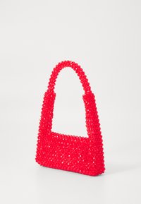 Rote Perlenhandtasche mit strukturierter Form, rundem Griff und einer strukturierten Oberfläche aus kleinen, glänzenden Perlen.