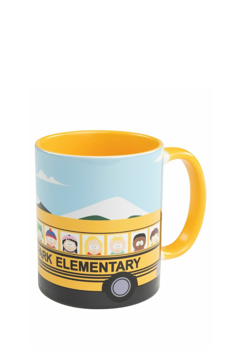 Tazza gialla con personaggi dei cartoni animati su un autobus scolastico giallo etichettato "Elementare" contro uno sfondo di cielo blu e montagne.