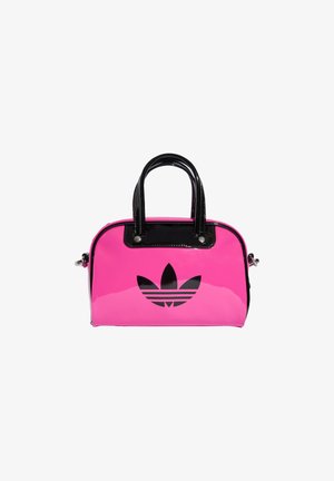 Roze gepatineerde handtas met een zwart logo en handvatten, met een ronde vorm en ritssluiting. Glanzende textuur verhoogt de zichtbaarheid.