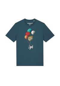 Teal katoenen t-shirt met een astronaut die kleurrijke planeet-achtige ballonnen vasthoudt. Ronde hals, korte mouwen en een grafisch printontwerp.