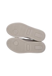 Grågummisåler med teksturerede riller og cirkulært logo-detalje. Har en hjerteform og brandnavn præget på mellemsålen.