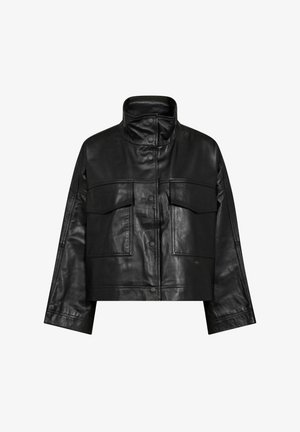 Giacca cropped in pelle nera con colletto alto, due tasche sul petto e bottoni a scatto. Caratterizzata da una texture liscia e un silhouette moderna.