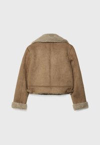 Brązowa zamszowa kurtka z kołnierzem i mankietami z futerka, krótki fason, z przeszyciami i bocznymi paskami do regulacji.