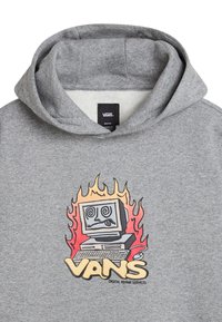 Felpa grigia in misto cotone, con una grafica di un computer in fiamme. Etichetta nera all'interno del colletto. Dettagli in rosso e giallo.