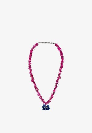 Collier de perles roses irrégulières avec un petit pendentif bleu en forme de crabe avec des yeux mobiles et des pinces levées.