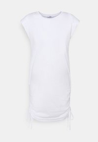 Bílá šatová tričko s krátkými rukávy, kulatým výstřihem a na bocích nařasenými přizpůsobitelnými detaily se šňůrkami. Vyrobeno z měkkého bavlněného materiálu.