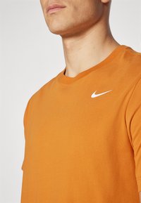 Nike Performance CREW SOLID - T-skjorte til trening - monarch