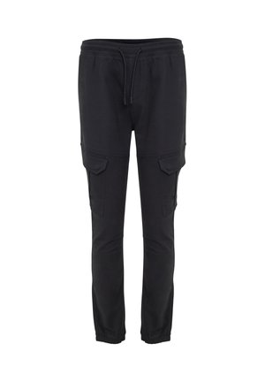 Černé tepláky vyrobené z měkké látky, mají elastický pas, stahovací šňůrku, boční cargo kapsy a přiléhavé manžety.