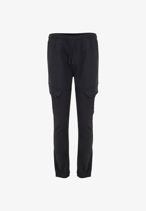 Černé tepláky vyrobené z měkké látky, mají elastický pas, stahovací šňůrku, boční cargo kapsy a přiléhavé manžety.