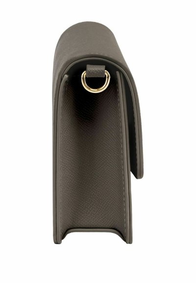 Rechthoekige handtas van donkerbruin leer, zijaanzicht met gestructureerde afwerking en een gouden metalen D-ring nabij de bovenrand.