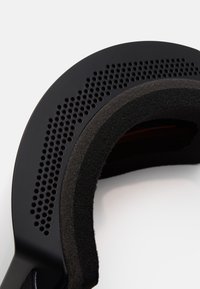 Schwarzes Helminnenleben mit weicher Schaumstoffpolsterung, strukturiertem schwarzen Oberflächen und durchlochten Design zur Belüftung.