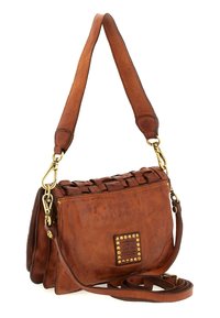 Borsa a tracolla in pelle marrone, con una parte superiore intrecciata testurizzata, hardware dorato e borchie decorative sul davanti. Spallaccio regolabile.