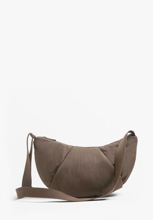 Brun quiltet hobo-task med en buet form, der har en vævet rem og en lynlåslukning. Glat tekstur og minimalistisk design.