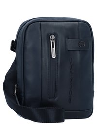 Borsa a spalla in pelle blu navy con tasca frontale con zip, texture liscia, cinturino in tessuto regolabile e dettaglio logo impresso.