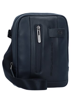 Borsa a spalla in pelle blu navy con tasca frontale con zip, texture liscia, cinturino in tessuto regolabile e dettaglio logo impresso.