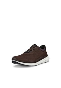 Braune Wildleder-Sportschuhe mit weißer Sohle, grauen Schnürsenkeln und Einsätzen aus Mesh; sie verfügen über ein tiefes Profil und eine strukturierte Oberfläche für besseren Grip.